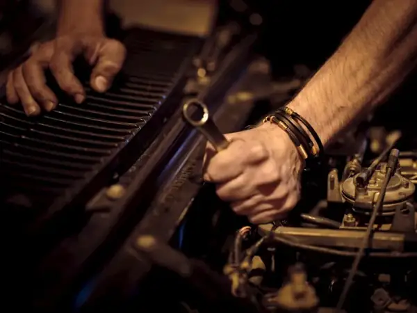 Motore diesel aperto in riparazione