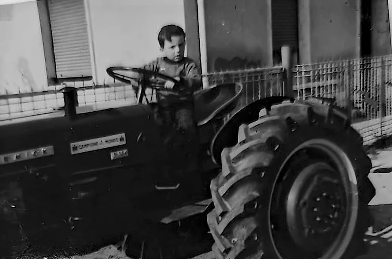 Officina Bosi, archivio storico: bambino al volante di un trattore