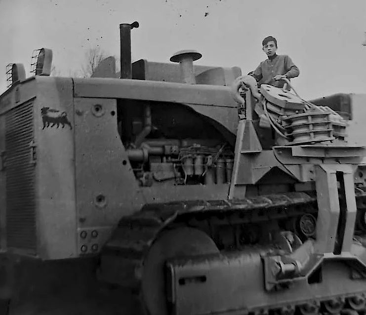 Officina Bosi, archivio storico: ragazzo su un dozer cingolato