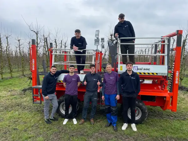 Team officina Bosi SRL Faenza, Vladimir, Denis e Neritan Karaj con carro raccolta frutta nel frutteto romagnolo