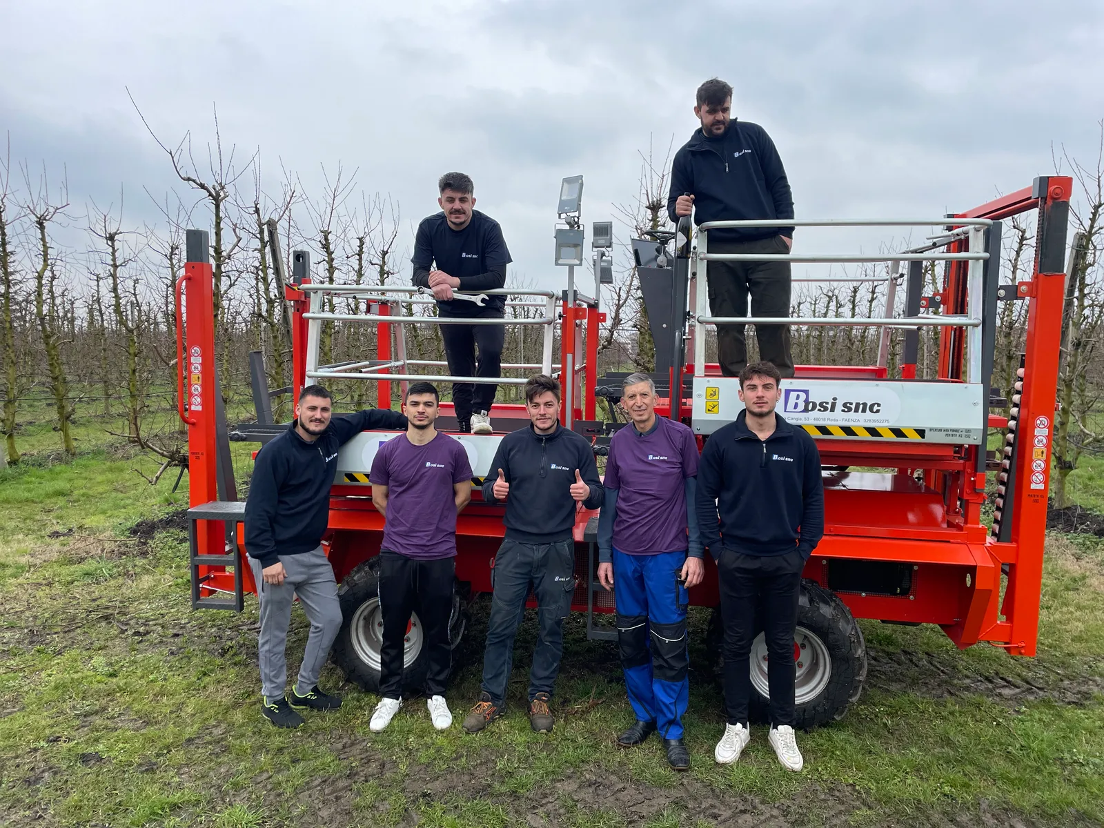 Team officina Bosi SRL Faenza — Vladimir, Denis e Neritan Karaj con carro raccolta frutta